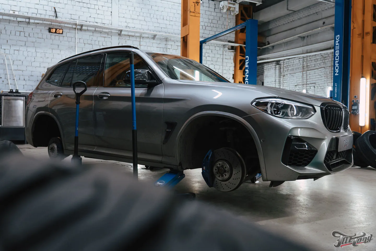 Фирменный Шиномонтаж на вибростенде с адаптацией и балансировкой для BMW X3 M на оборудовании Hunter